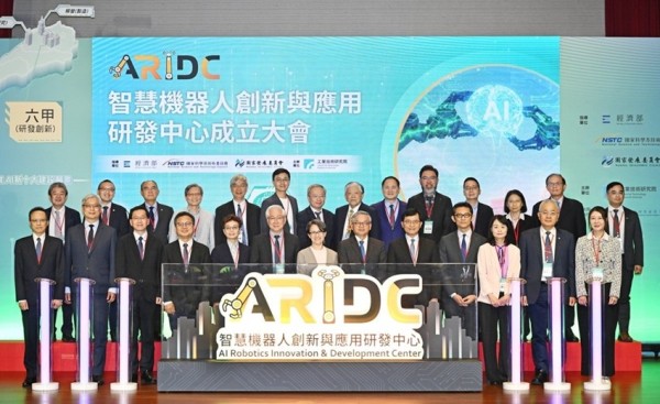 經濟部成立智慧機器人研發中心，聚焦醫療照護、物流倉儲、餐飲服務及巡檢救災四大應用