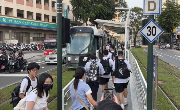 高雄輕軌成低碳新時代校車，1～8月通學旅次突破190萬人次