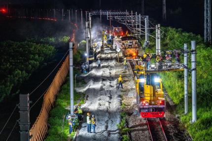 花東鐵路臺東至知本段將完成西正線軌道切換，拚2027年底雙軌通車