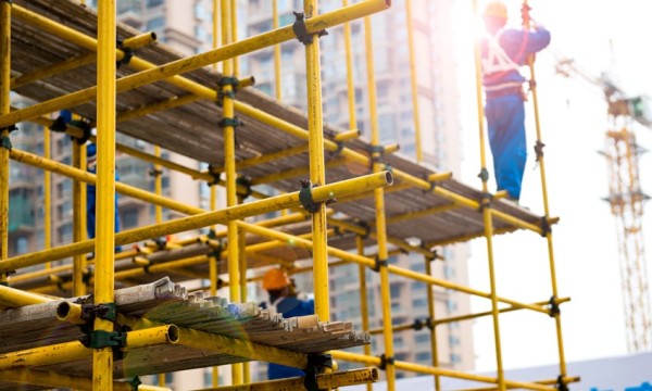 北市建築施工架新制上路：全面禁用竹架、強化材料防焰耐燃