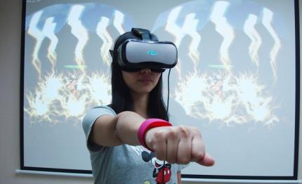 VR 4D遊戲帶著走　智慧手環動作辨識技術延伸VR無限想像