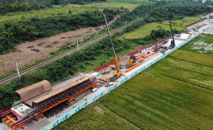 交通部次長伍勝園視察花東雙軌計畫山里高架橋工程，肯定團隊克服施工挑戰