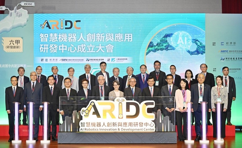 經濟部成立智慧機器人研發中心，聚焦醫療照護、物流倉儲、餐飲服務及巡檢救災四大應用