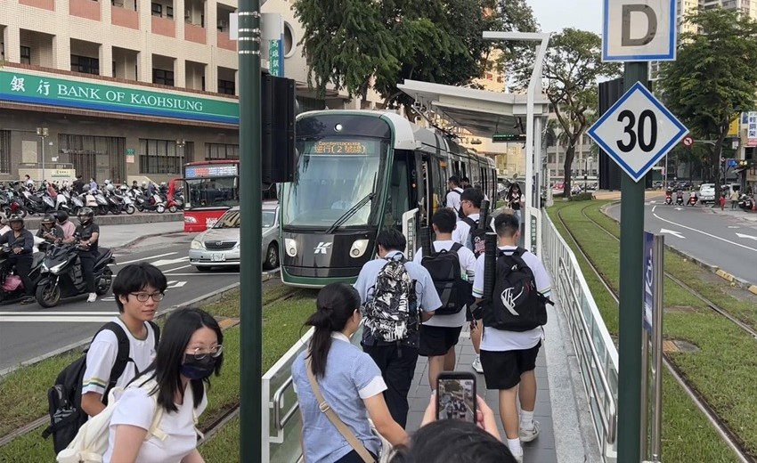 高雄輕軌成低碳新時代校車,1~8月通學旅次突破190萬人次 高雄輕軌成低碳新時代校車,1~8月通學旅次突破190萬人次